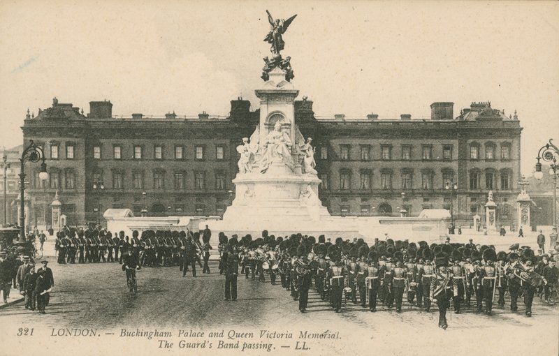 Buckingham Palace en Queen Victoria Memorial; De Guards Band passeert door English Photographer