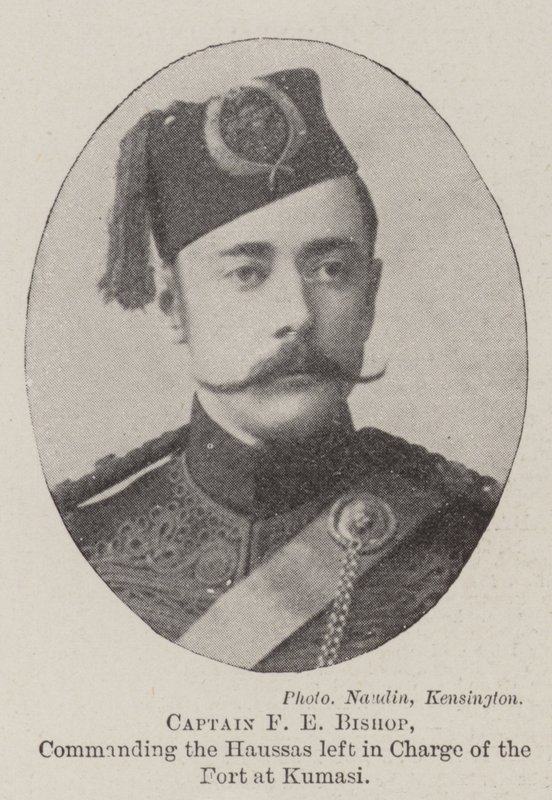 Kapitein F E Bishop, bevelhebber van de Haussas die de leiding hadden over het fort in Kumasi door English Photographer