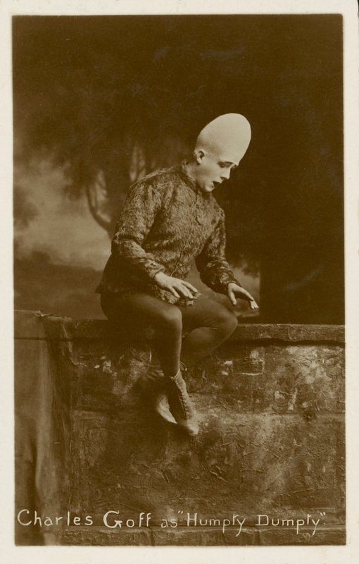 Charles Goff als Humpty Dumpty (zwart-wit foto) door English Photographer