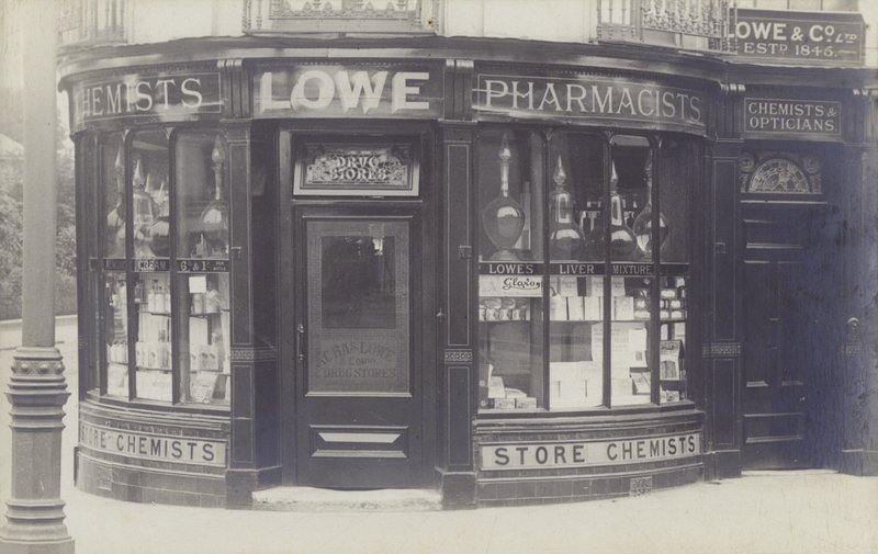 Charles Lowe & Co Apotheek, Newbury, Berkshire door English Photographer