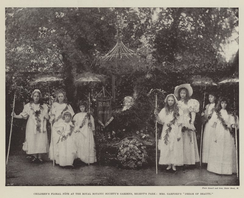 Kinderbloemenfeest in de tuinen van de Royal Botanic Society, Regents Park, Mrs Garfords droom van schoonheid door English Photographer