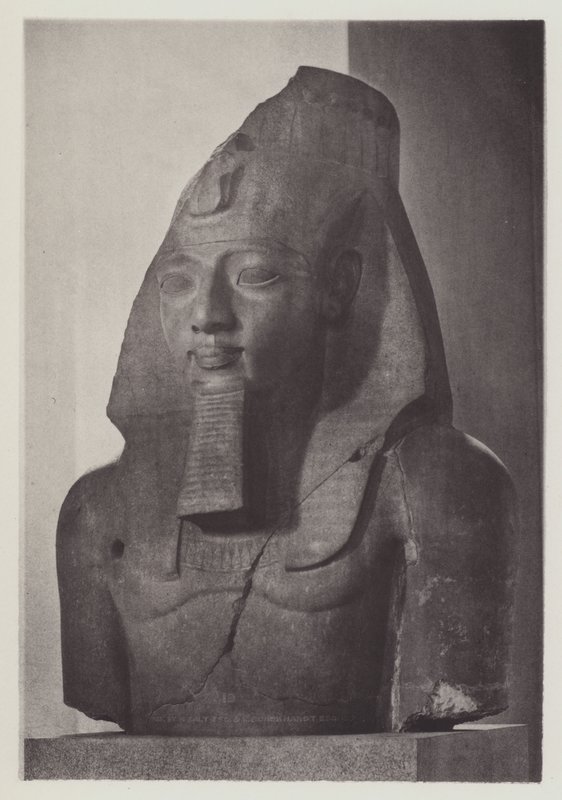 Kolossaal hoofd van Ramses II (z/w foto) door English Photographer