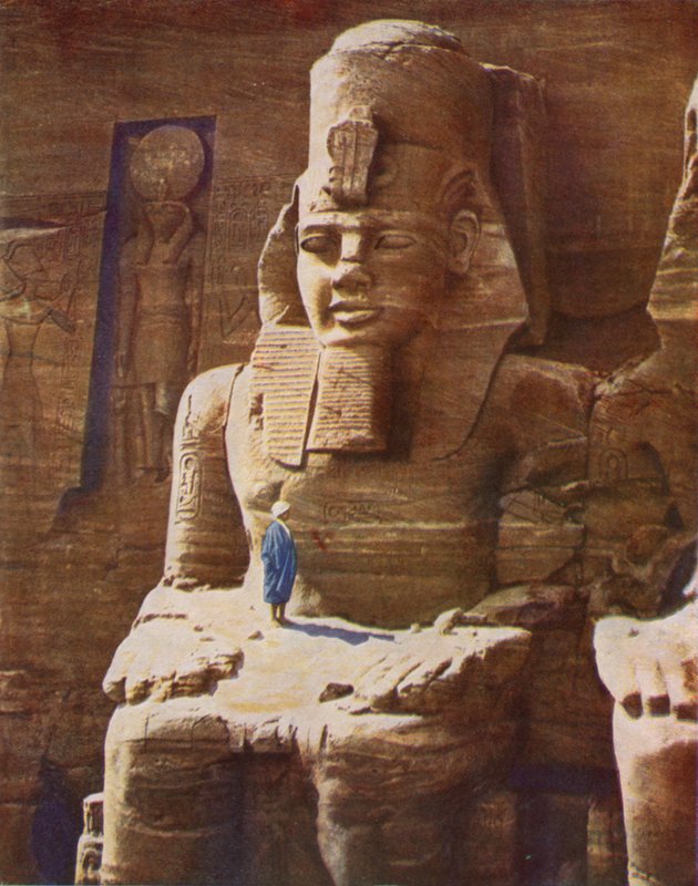 Kolossale zittende figuur van Ramses II in Abu-Simbel door English Photographer