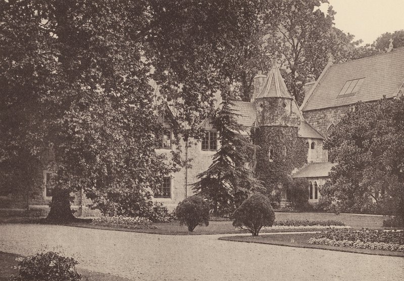 Klooster van het Heilig Hart, Roehampton: Oostkant van het terras en retraitehuis door English Photographer
