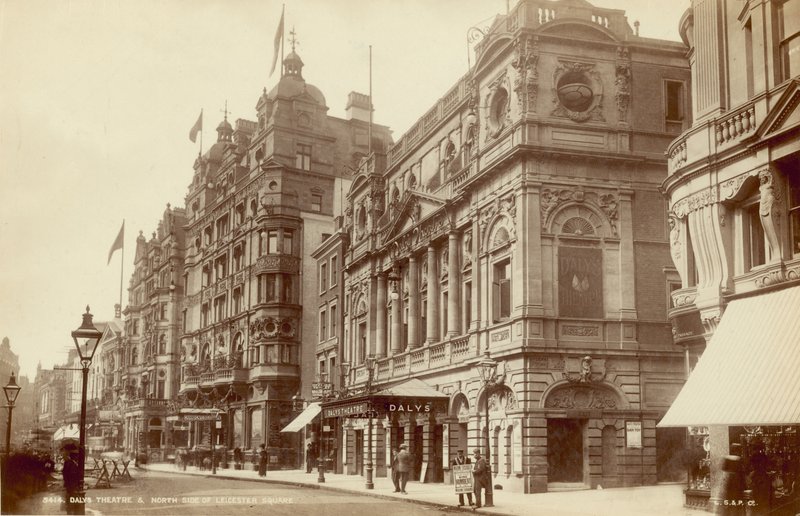 Dalys Theatre en noordzijde van Leicester Square, Londen door English Photographer