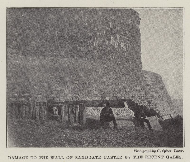 Schade aan de muur van Sandgate Castle door de recente stormen door English Photographer