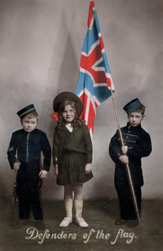 Verdedigers van de vlag, drie kinderen in uniform met de Union Jack door English Photographer