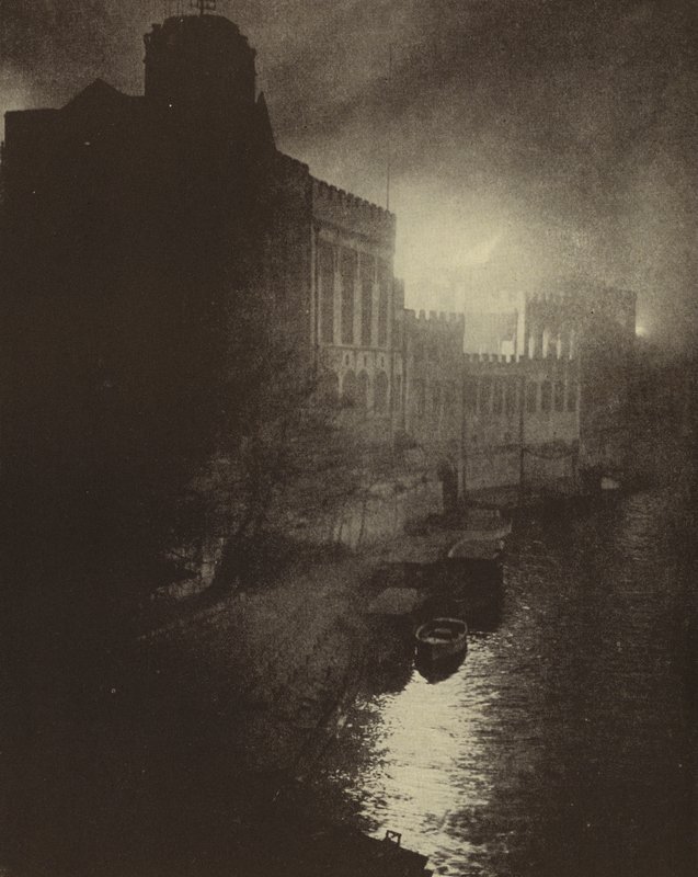 Vernietiging van de middeleeuwse Guildhall van York door een Duitse luchtaanval tijdens de Baedecker Blitz, Tweede Wereldoorlog, april 1942 door English Photographer