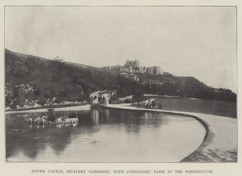 Dover Castle, militair garnizoen, met Connaught Park op de voorgrond door English Photographer