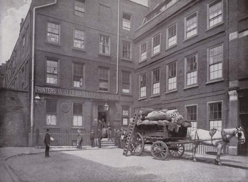 Dr. Johnsons Huis, Gough Square, Fleet Street door English Photographer