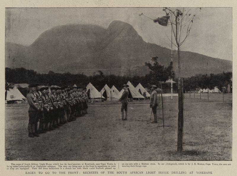 Gretig om naar het Front te gaan, Rekruten van het Zuid-Afrikaanse Licht Paard oefenen in Rosebank door English Photographer