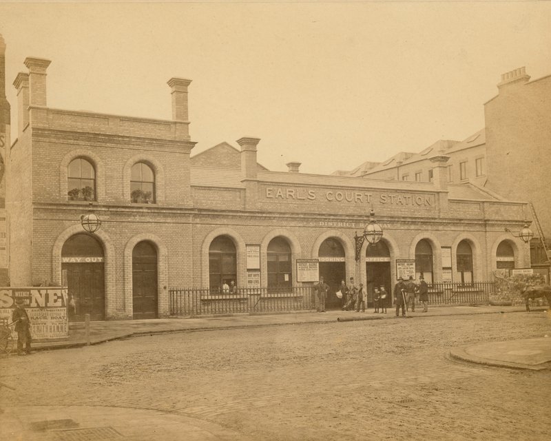 Earls Count Station - Earls Court Road ingang; foto genomen door C Latham in 1878 door English Photographer