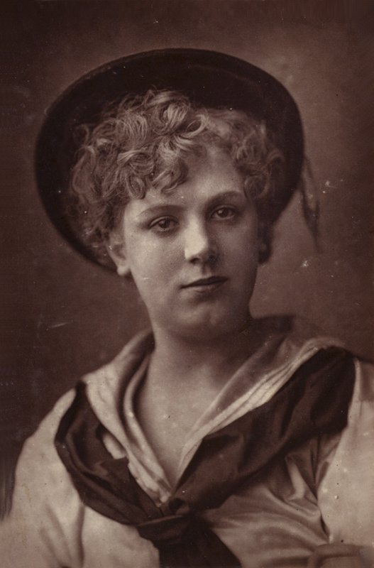 Edith Bland door English Photographer