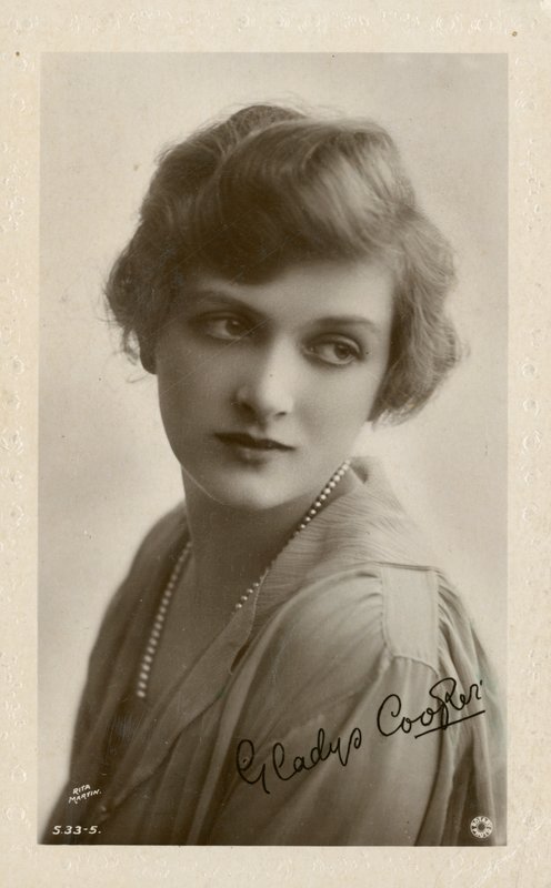 Edwardiaanse ansichtkaart van Gladys Cooper door English Photographer