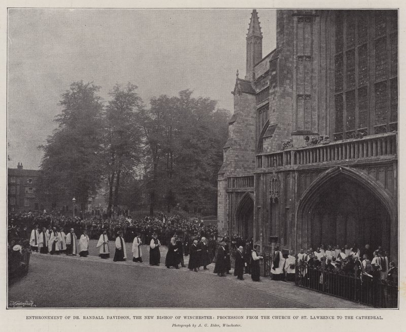 Inhuldiging van Dr Randall Davidson, de nieuwe bisschop van Winchester, processie van de kerk van St Lawrence naar de kathedraal door English Photographer