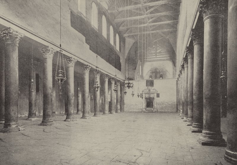Ingang van de Geboortekerk, gebouwd op de plaats waar Christus werd geboren door English Photographer