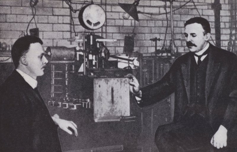 Ernest Rutherford, links, en Hans Geiger in het Natuurkundig Laboratorium van de Universiteit van Manchester door English Photographer