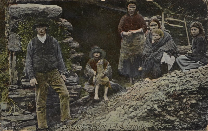 Uitgezette huurder en zijn familie, Ierland door English Photographer