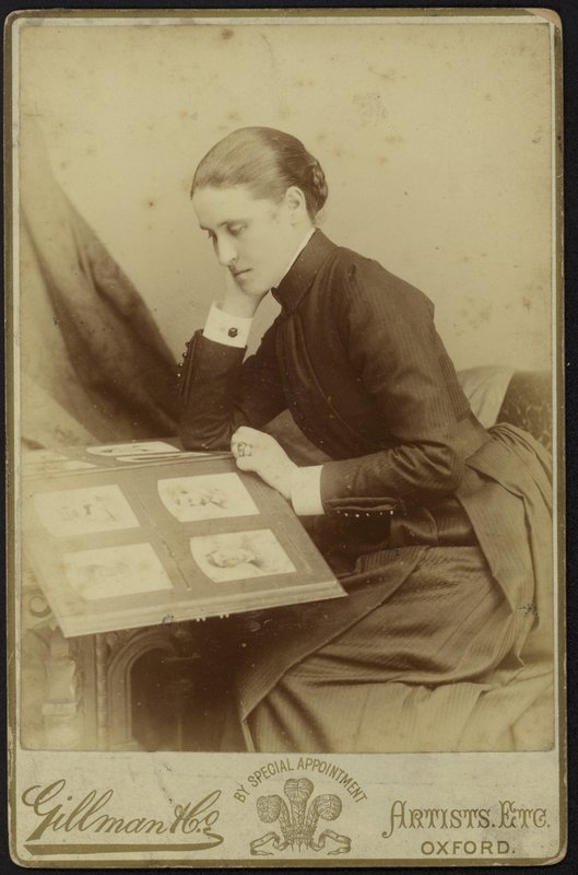 Vrouw die een fotoalbum inspecteert door English Photographer