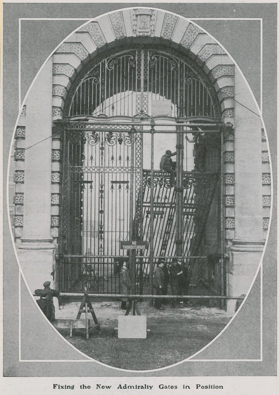 Het plaatsen van de nieuwe Admiralty Gates door English Photographer