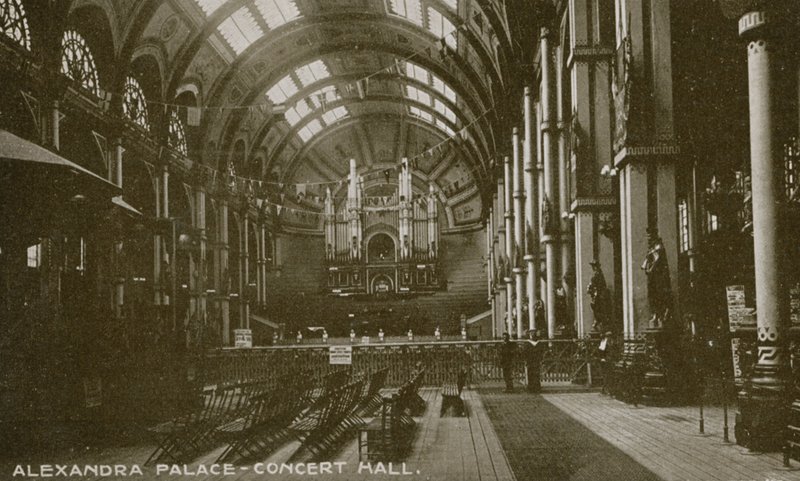 Algemeen uitzicht op de concertzaal in Alexandra Palace door English Photographer