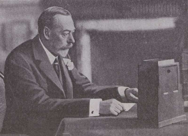 George V zendt zijn kerstboodschap aan het Britse Gemenebest en Rijk uit door English Photographer