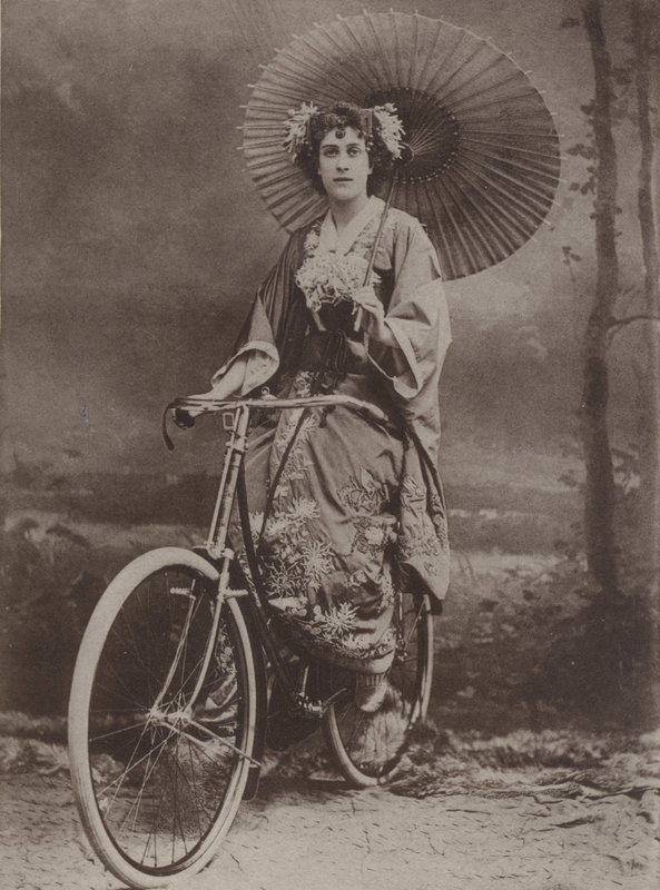 Meisje op fiets, gekleed in Japanse stijl door English Photographer