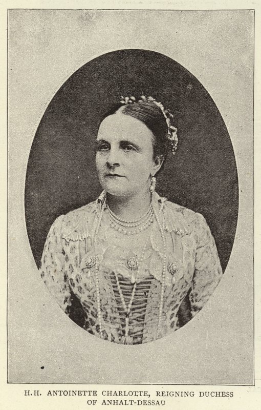 H H Antoinette Charlotte, regerende hertogin van Anhalt-Dessau door English Photographer