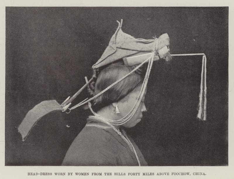 Hoofdtooi gedragen door vrouwen uit de heuvels veertig mijl boven Foochow, China door English Photographer