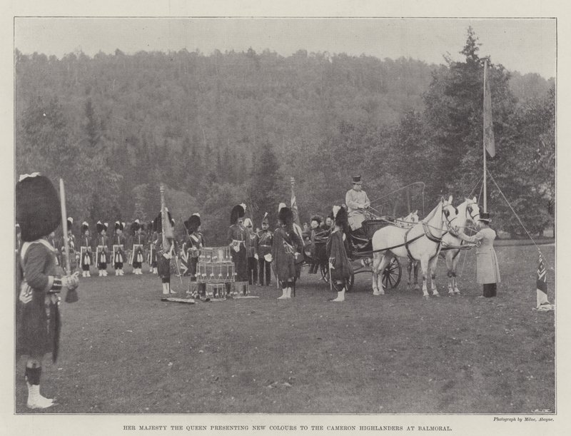 Hare Majesteit de Koningin presenteert nieuwe kleuren aan de Cameron Highlanders in Balmoral door English Photographer