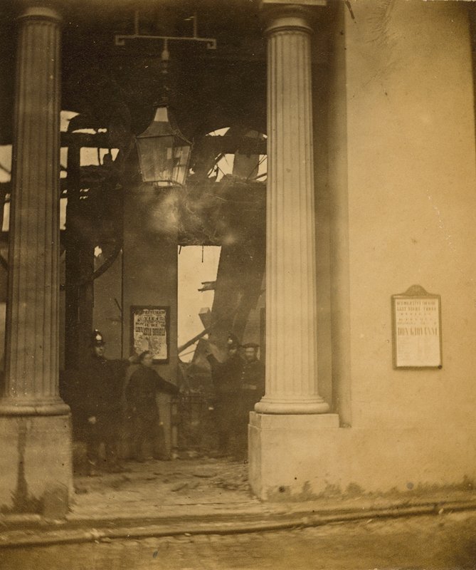 Her Majestys Theater, Londen: De toneelingang door English Photographer