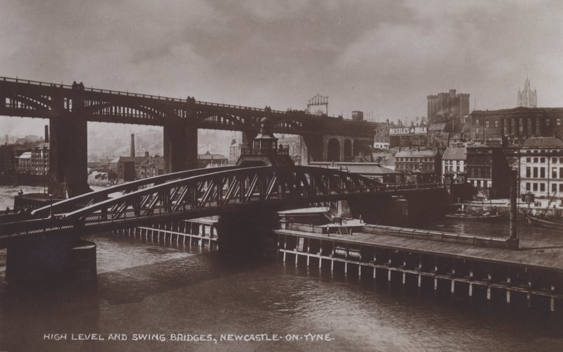 High Level en Swing Bridges, Newcastle-On-Tyne door English Photographer