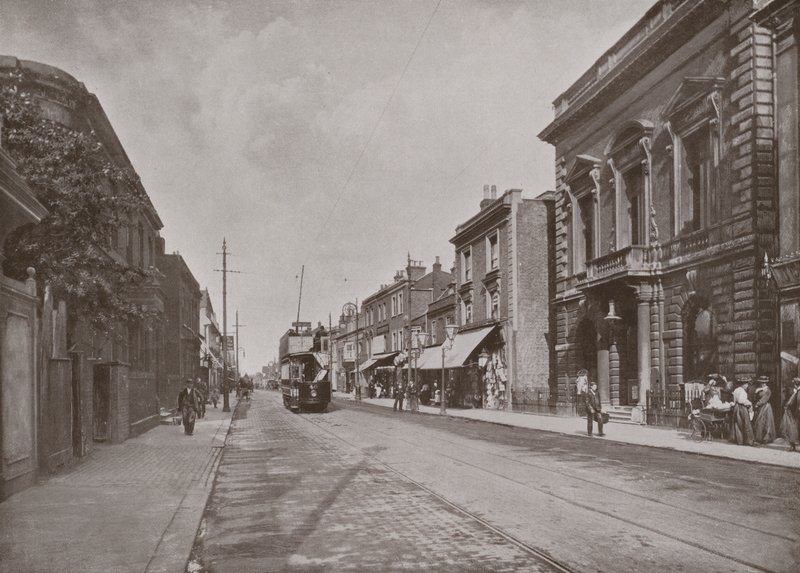 Hoofdstraat, Hounslow, met de Gemeentekantoren aan de rechterkant door English Photographer