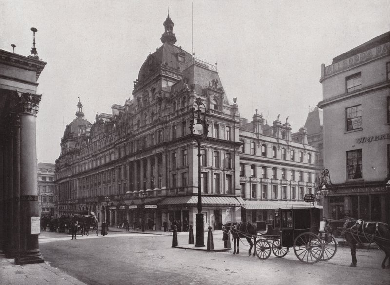 His Majestys Theater en het Carlton Hotel, Haymarket door English Photographer