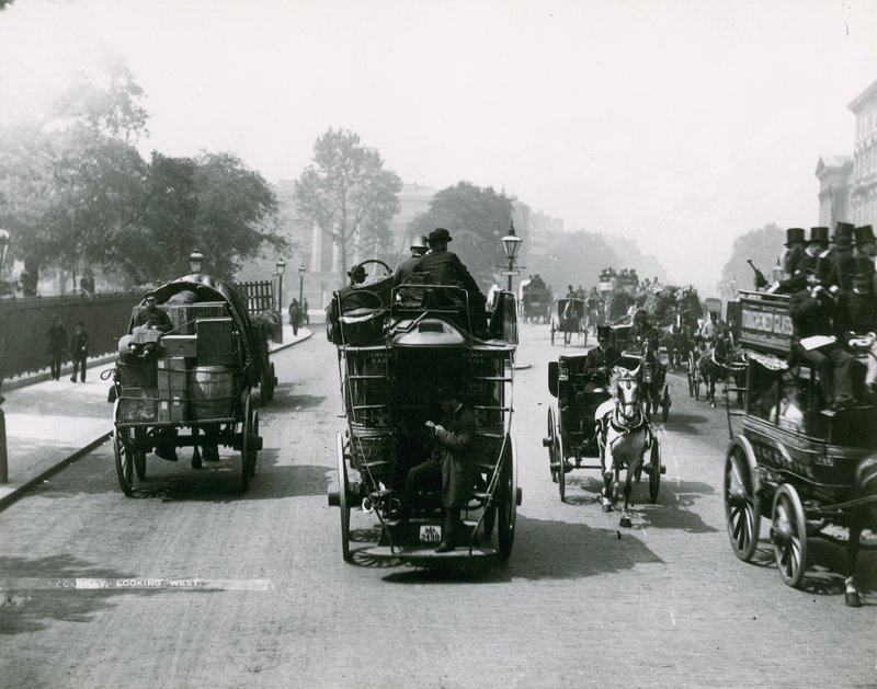 Paardgetrokken verkeer op een drukke weg door English Photographer