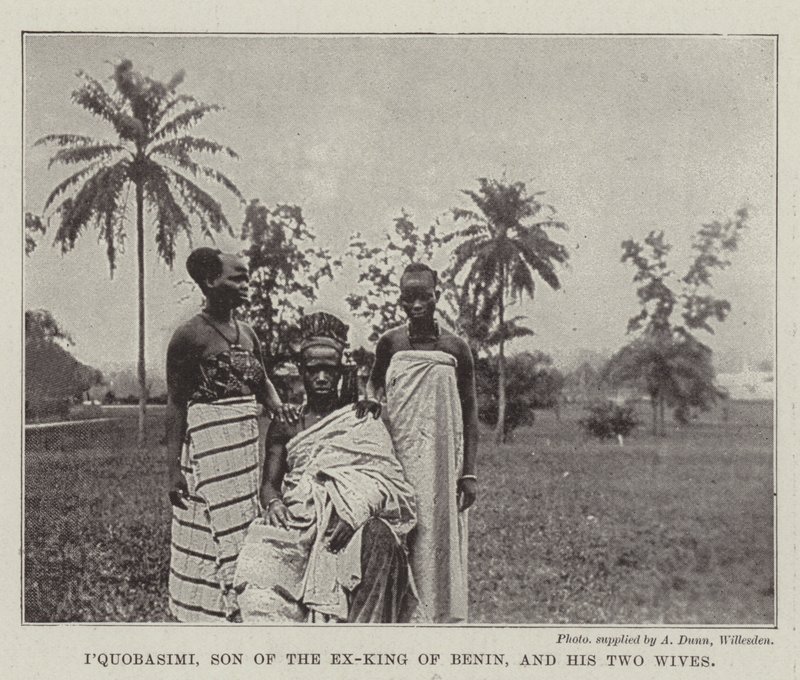 IQuobasimi, zoon van de ex-koning van Benin, en zijn twee vrouwen door English Photographer