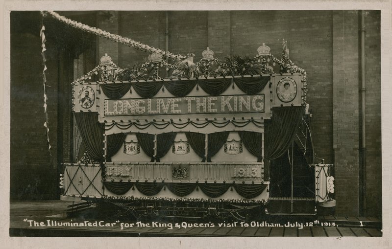 Verlichte tram ter ere van het bezoek van de koning en koningin aan Oldham, 12 juli 1913 door English Photographer