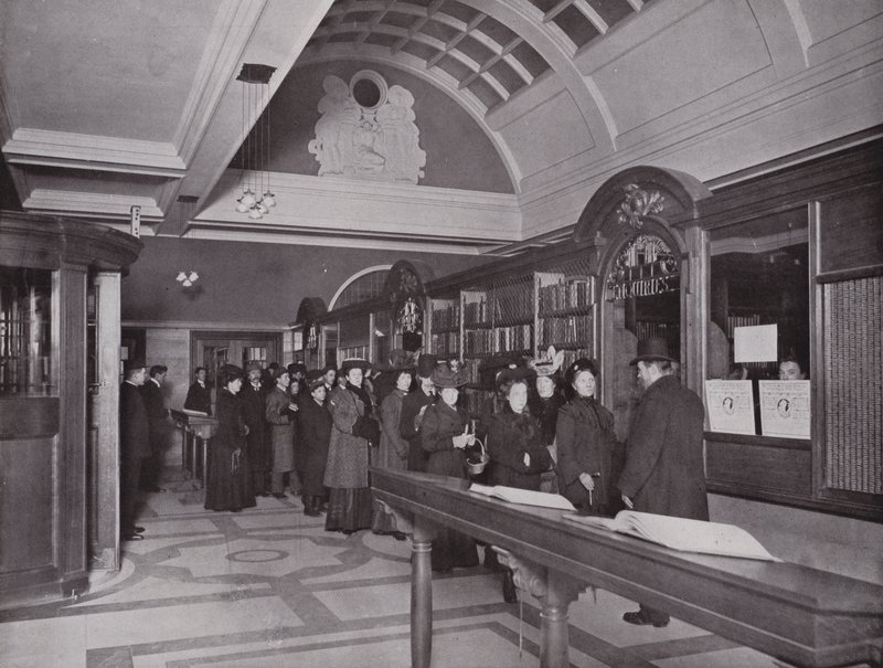 In de Carnegie Centrale Bibliotheek, Hammersmith door English Photographer