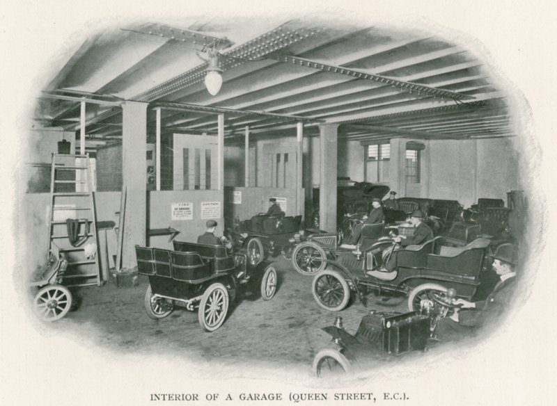 Interieur van een garage, Queen Street, EC1 door English Photographer