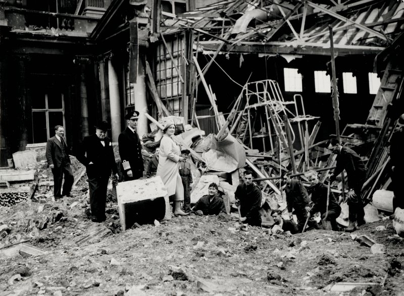 Koning George VI en Koningin Elizabeth, samen met Winston Churchill, inspecteren bomschade, vermoedelijk aan Buckingham Palace door English Photographer