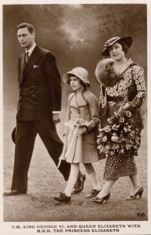 Koning George VI en koningin Elizabeth met hun dochter prinses Elizabeth (later koningin Elizabeth II) door English Photographer