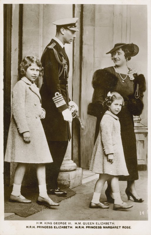 Koning George VI en koningin Elizabeth met hun dochters, prinsessen Elizabeth en Margaret door English Photographer