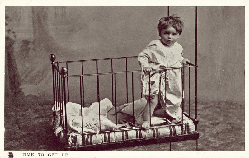 Kleine jongen in een wieg door English Photographer