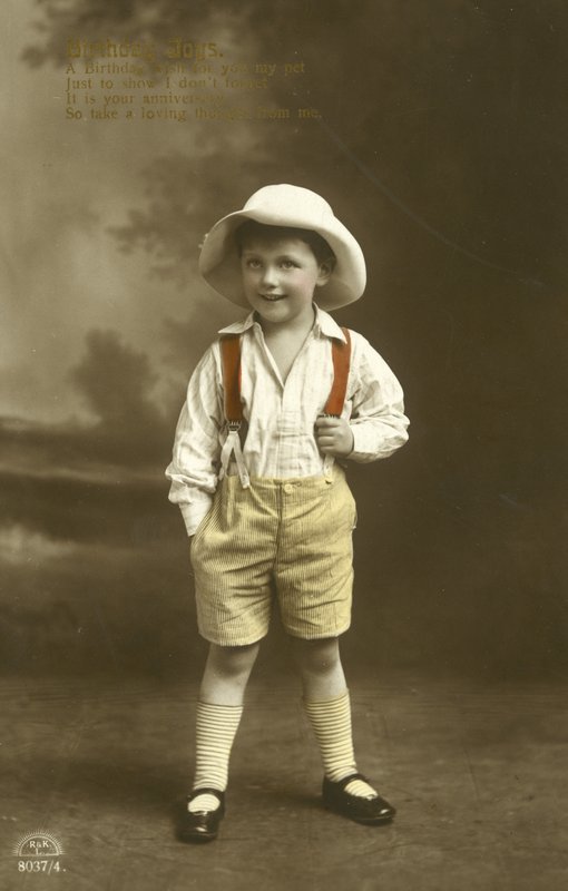 Kleine jongen in rode bretels door English Photographer