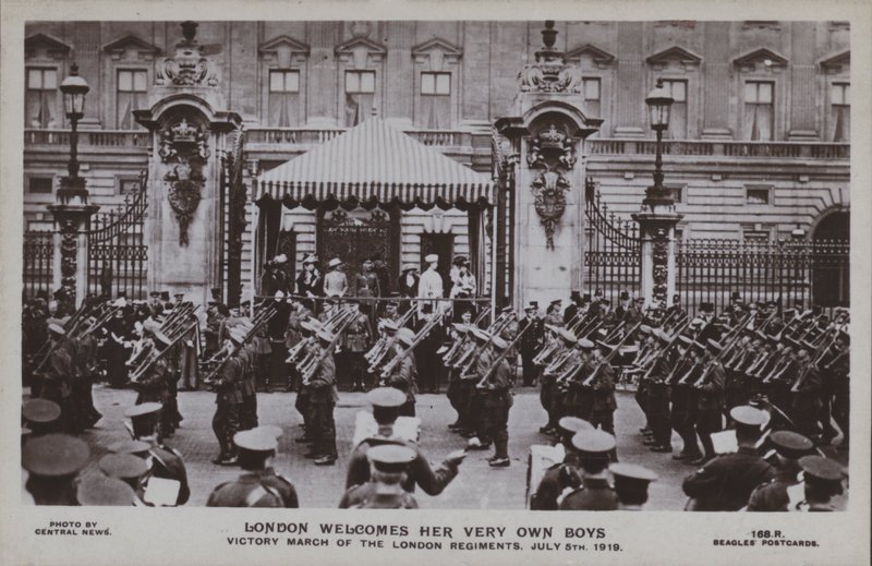 Londen verwelkomt haar eigen jongens, Overwinningsmars van de Londense regimenten, 5 juli 1919 door English Photographer