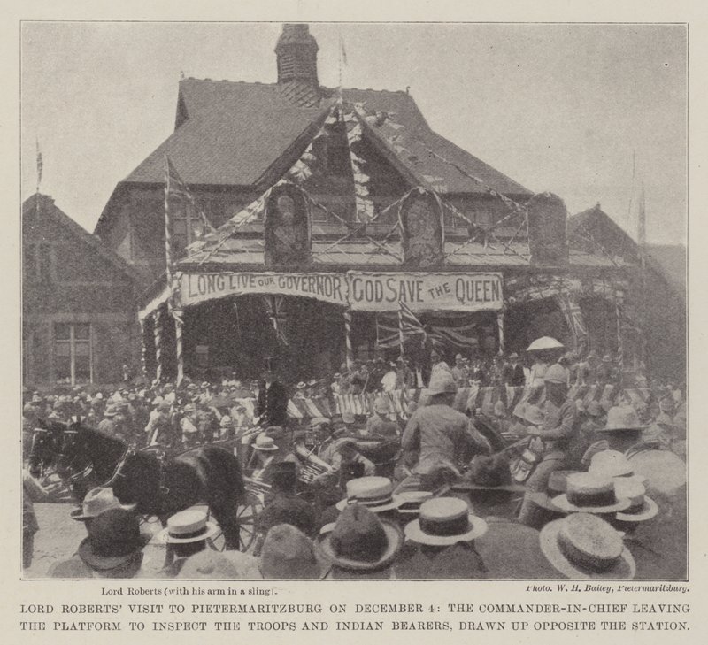 Het bezoek van Lord Roberts aan Pietermaritzburg op 4 december, de opperbevelhebber verlaat het perron om de troepen en Indiase dragers te inspecteren, opgesteld tegenover het station door English Photographer