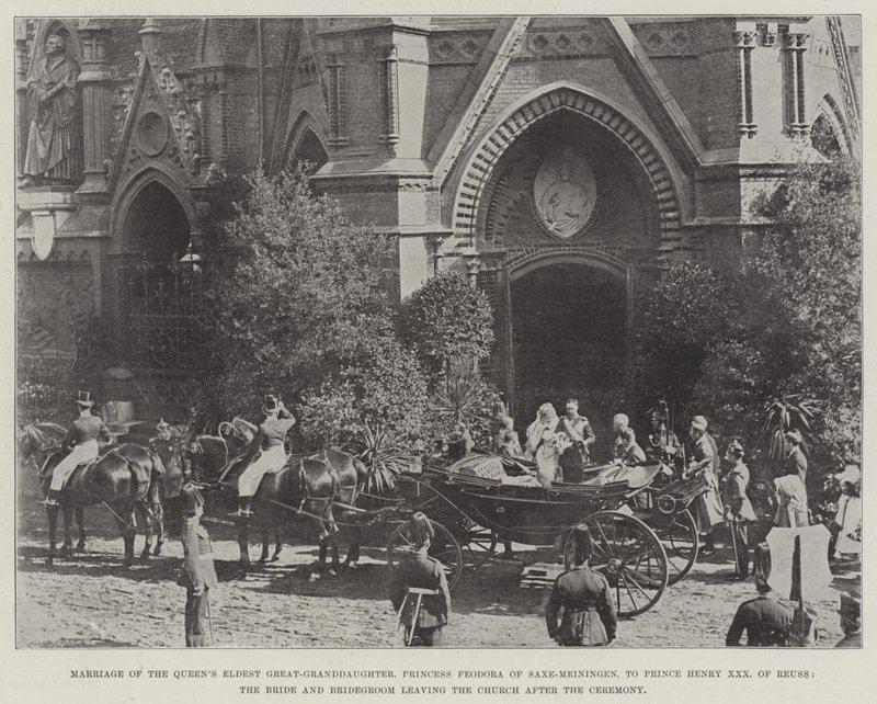 Huwelijk van de oudste achterkleindochter van de koningin, prinses Feodora van Saksen-Meiningen, met prins Hendrik XXX van Reuss, de bruid en bruidegom verlaten de kerk na de ceremonie door English Photographer