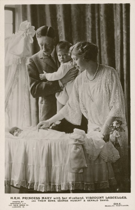 Mary, prinses koninklijk, en haar echtgenoot, graaf Lascelles, met hun zonen, George en Gerald door English Photographer