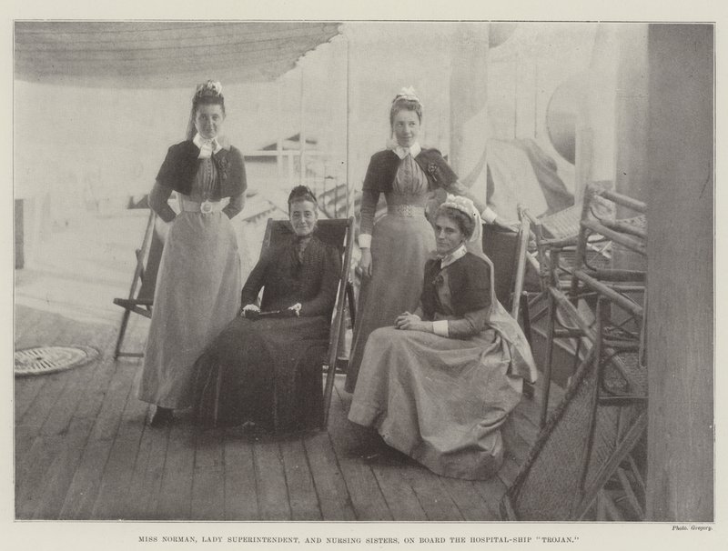 Miss Norman, Lady Superintendent, en verpleegzusters, aan boord van het hospitaalschip Trojan door English Photographer