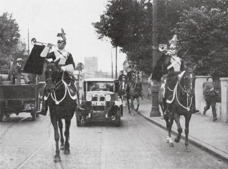 Bereden herauten van wapens voorafgaand aan een officiële auto, Londen door English Photographer